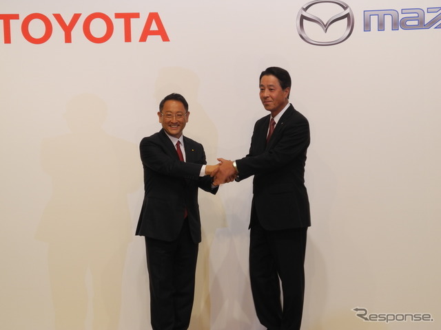 資本提携で握手するトヨタ自動車の豊田章男社長（左）とマツダの小飼雅道社長