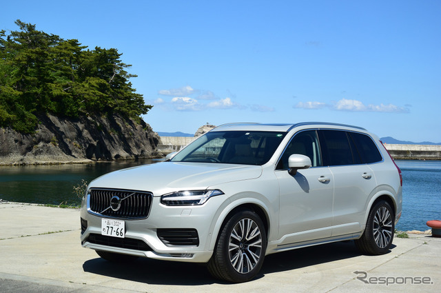 ボルボ XC90 B5 モメンタムのフロントビュー。プレミアムラージSUVとしては最も実用寄りのデザインを持つ。