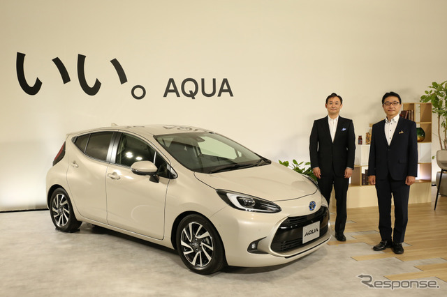 新型『アクア』とトヨタ自動車コンパクトカーカンパニーの新郷和晃プレジデント（左）、鈴木啓友チーフエンジニア