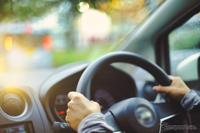 運転にも大切な「視野」。40代以上の20人に一人が有病者という緑内障は、早期発見が肝心だ（写真はイメージ）