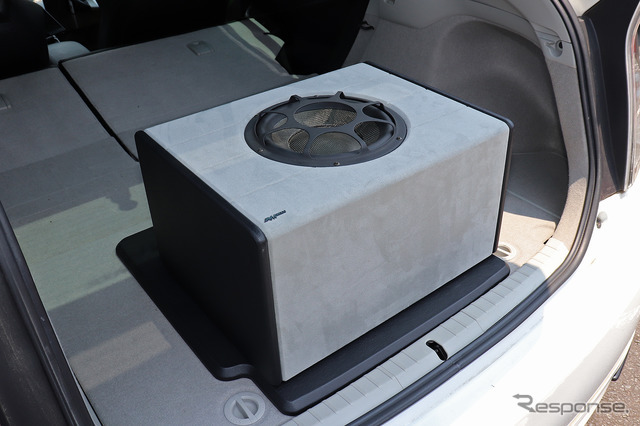 「密閉型」の「サブウーファーボックス」を搭載したオーディオカーの一例（製作ショップ：サウンドウェーブ＜茨城県＞）。