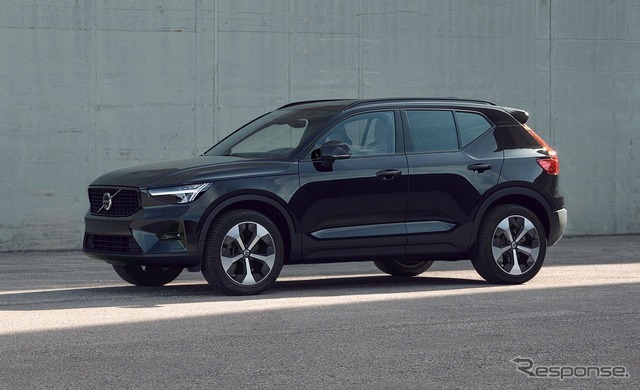 ボルボ XC40 アルティメット B4 AWD ダークエディション