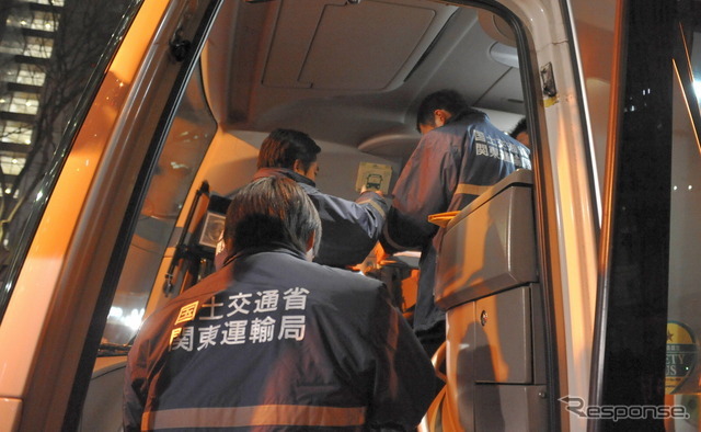 スキーバス転落事故を受けて実施されている貸切バスへの立ち入り監査（21日・西新宿）