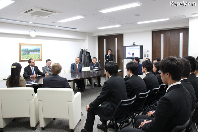 広尾学園医進・サイエンスコースの生徒にクーパーマン教授との対談機会が設けられた