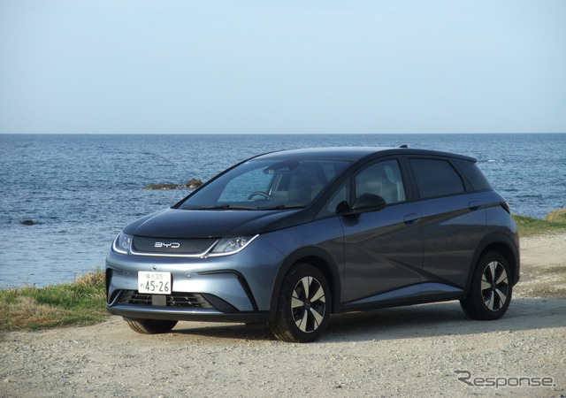 BYD ドルフィン ロングレンジのフロントビュー。標準型がモノカラー外装色であるのに対してこちらは2トーンカラー塗装。