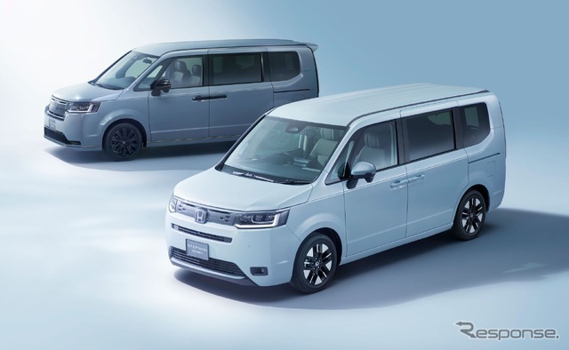ホンダ ステップワゴン e:HEV SPADA PREMIUM LINE BLACK EDITION（左）とAIR EX（右）