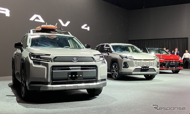 トヨタ RAV4 新型、向かって左からWoodland（Adventureの北米仕様）CORE、GR SPORT