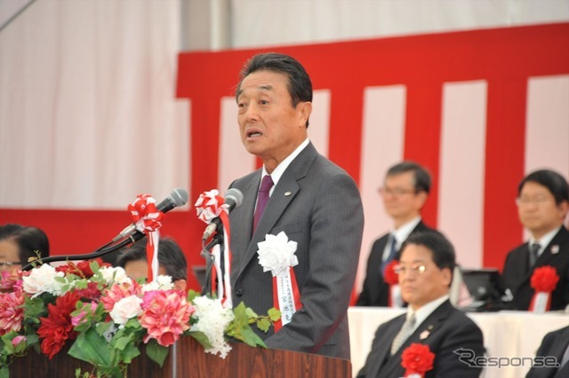 周辺住民の協力や関係者への謝辞を述べる中日本高速・宮池克人社長（13日・愛知県岡崎市）