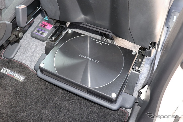 「小型・薄型のパワードサブウーファー」の取り付け例。