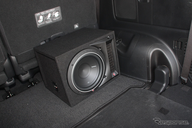 「ボックスサブウーファー（非パワードタイプ）」の取付例（ロックフォードフォズゲート・P1-1x10）。