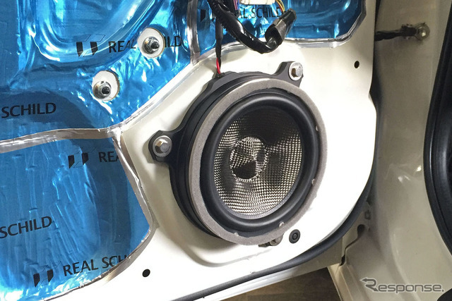 「カーオーディオ・プロショップ」にて製作された「インナーバッフル」にてスピーカーが取り付けられた例(製作ショップ:サウンドカーペンター<愛媛県>)。