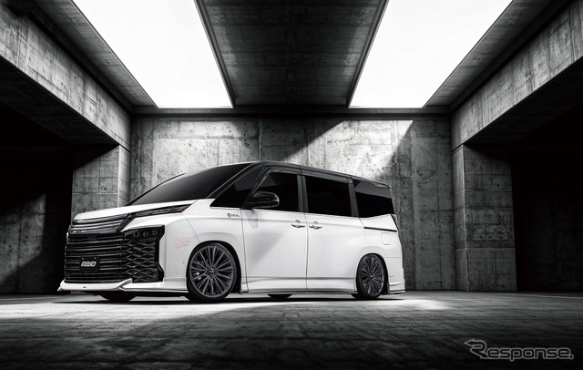 RAYS VERSUS VOUGE AZZ × TOYOTA VOXY