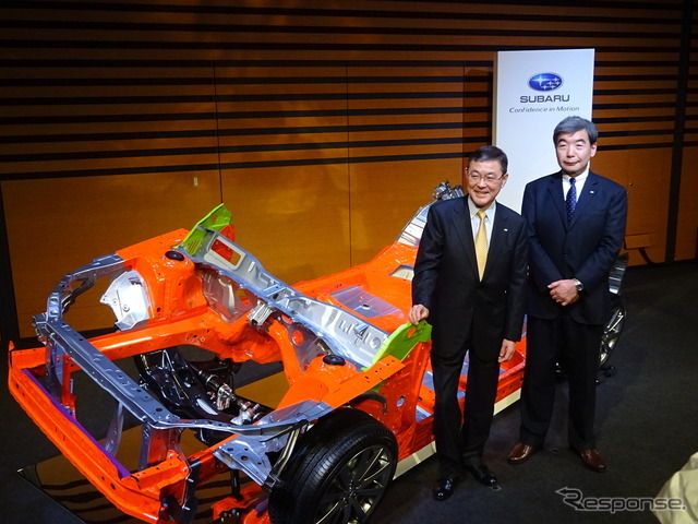 富士重工業の吉永泰之社長（右）と武藤直人専務執行役員（左）とスバルグローバルプラットフォーム