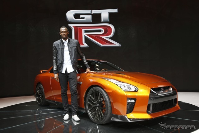 日産 GT-R の2017年型とウサイン・ボルト選手（ニューヨークモーターショー16）