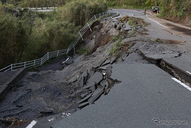 熊本地震で崩落した道路