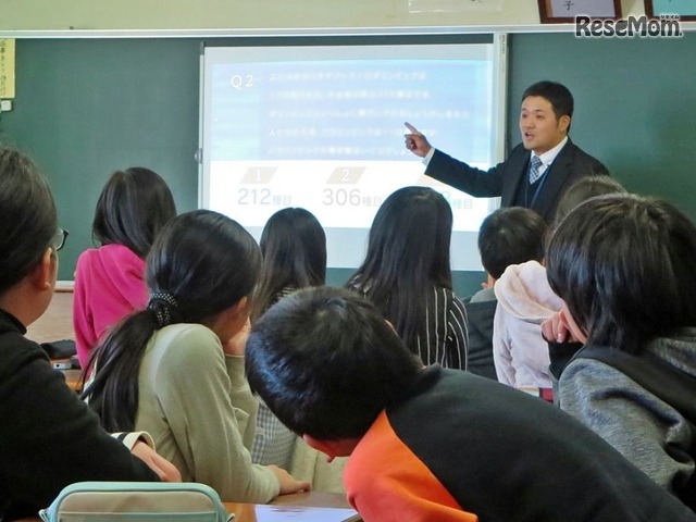 実証研究の一環として八王子市立横山第二小学校で行われた「おもてなし」の公開授業