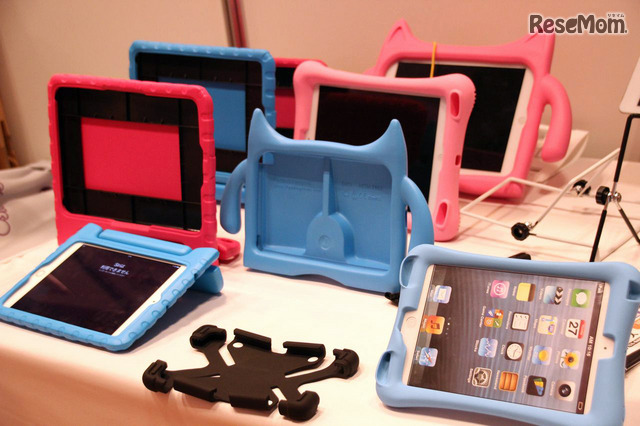 Owltech（オウルテック）のタブレット・iPad用ケース展示　手前の黒いケースは、シリコン製で伸縮する新製品。教育系展示会で参考品として出展したところ、反響が多く、今年度中の製品化を決定したという