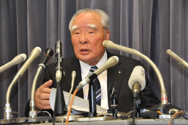 燃費不正問題でCEOを辞退するスズキ鈴木修会長（資料画像）