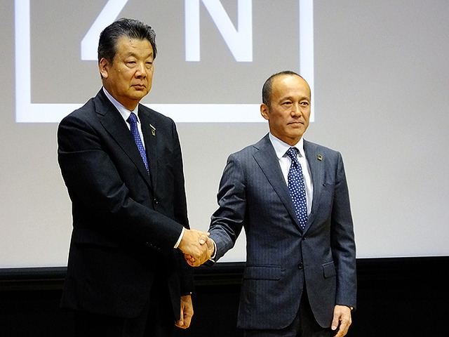 日本バレーボールリーグ機構・嶋岡健治会長、JTサンダーズ・越川優選手、NECレッドロケッツ・古賀紗理那選手などが登壇したVリーグ記者発表（2016年6月29日）