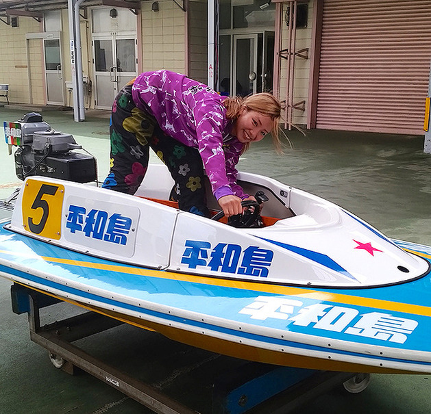 照れながら“モンキーターン”を見せてくれた富樫麗加選手