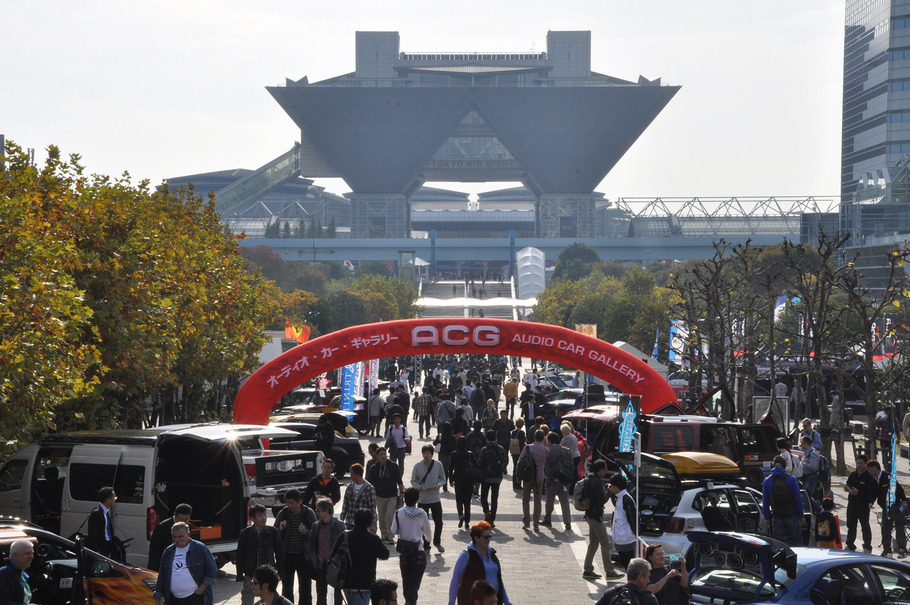 東京モーターショー開園前から多くの人たちが賑わっている。