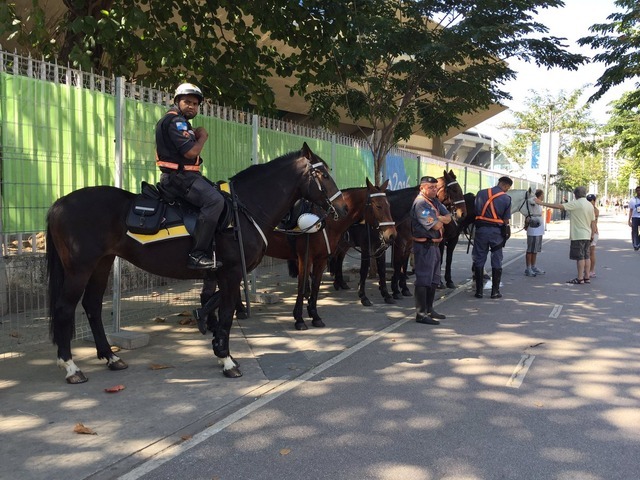 リオオリンピック開会式前のマラカナンスタジアムは警官がズラり…騎馬警官の姿も