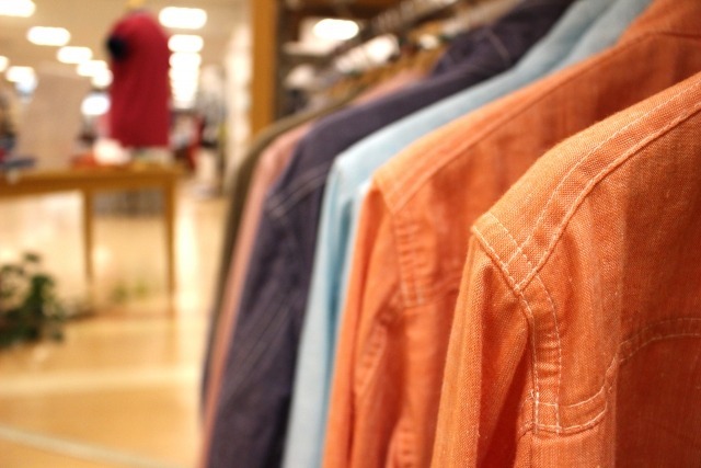 小売店では問屋を回り、商品を探し求めるコストを抑える傾向にある