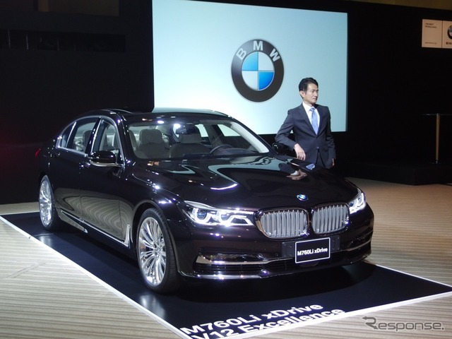 東京で披露されたBMW M760Li xDrive。人物はBMWブランド・マネジメントディビジョンの岡田裕治プロダクト・マーケティングマネジャー　〈撮影　高木啓〉