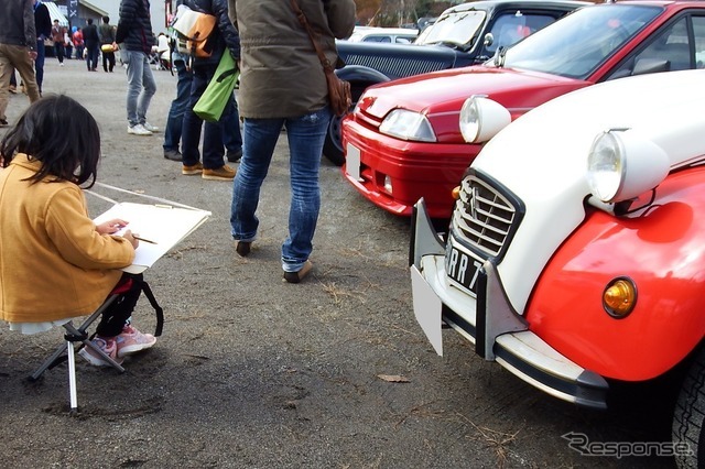 フレンチブルーミーティング2016!!２日目、会場の車山高原は素晴らしい天気に恵まれた。会場で2CVのスケッチをする少女。楽しむのは大人だけではない。