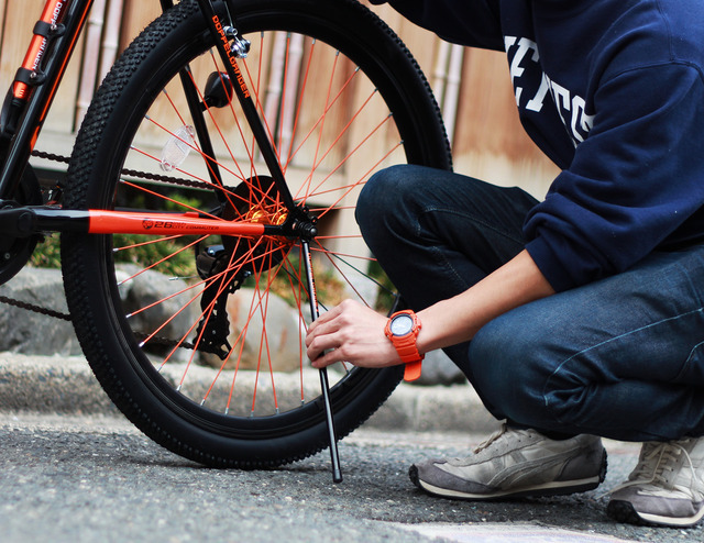 持ち運べる着脱可能な自転車スタンド「クイックスタンド」