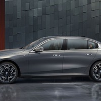 「長い」BMW『5シリーズ』が日本発売、後席スペースは『7シリーズ』に匹敵…948万円から 画像