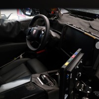 次期BMW『X5』の車内を激写！ メーターパネル廃止、全く新しいパノラミックiDriveディスプレイを搭載 画像