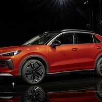 VW『T-Roc』新型、全車マイルドハイブリッドに…全長120mm拡大で快適性向上 画像