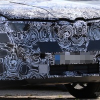 顔が激変！ BMWの最小SUV『X1』改良新型、ノイエクラッセ導入へ…プロトタイプを初スクープ 画像