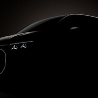 メルセデスベンツの新型電動ミニバン『VLE』、2026年デビューへ…ティザー写真公開 画像