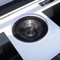 「イン・カー・リスニング学」入門 Part2「低音強化編」導入の難易度がもっとも高い「単体サブウーファー」が人気なのは、なぜ？ 画像