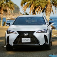 レクサス『UX300h』一部改良、64色イルミネーションで室内を彩る…490万3000円から 画像