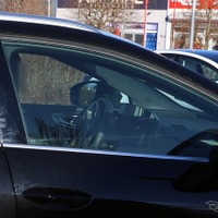 今後はアウディの定番か…開発中の『Q4 e-tron』新型、湾曲ディスプレイを激写！ 画像