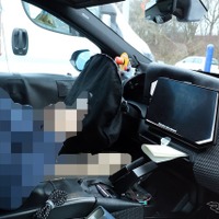 BMWの電気SUV『iX1』、新型プロトタイプを激写！ 17.9インチ巨大ディスプレイ搭載 画像