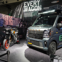 “親子”の新型『GSX-8TT』と『エブリイワゴン』がセット展示!? その理由にはスズキの遊び心とコダワリがあふれまくっていた…東京オートサロン2026 画像