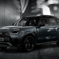 MINI『カントリーマン』新型、「シャドー・エディション」発売…JCWトリム装備で598万円 画像