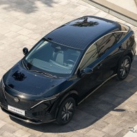 日産『アリア』、太陽光パネル搭載コンセプト発表…ソーラーパワーで1日最大23km走行可能 画像