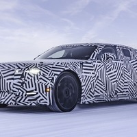 ジャガー史上最強の1000馬力超、新型フル電動4ドアGTのプロトタイプの写真…デビューは年内 画像