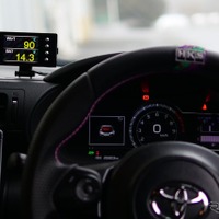 走行中のコンディションをリアルタイムに表示、HKSがCAN通信対応マルチメーター2機種を発売 画像