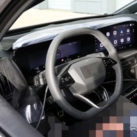 小さくても高級！…BEVで復活するアウディ『A2』、ワイドスクリーン搭載の運転席を激写！ 画像