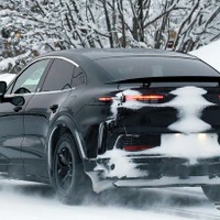 これが噂の“ハイパーカーハンター”だ…1100馬力以上！ ポルシェ『カイエン・クーペ・ターボGTエレクトリック』の爆発力 画像