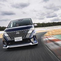 家族向けミニバンなのに走りがすごい！ さらに上質さを両立した、新型日産『セレナ AUTECH SPORTS SPEC』の完成度に驚く 画像