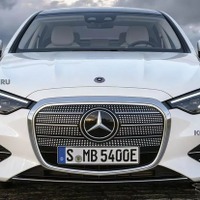 巨大グリルが見る者を圧倒、メルセデスベンツ『Cクラス』初のフル電動！…まさかのリフトバックも？ 画像