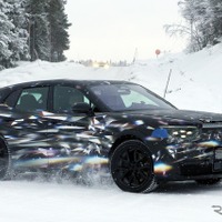 時代に逆行!? ベントレーがEV開発を加速、新型SUVが雪上ドリフト 画像