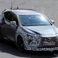 レクサス『NX』新型、ニュルブルクリンク出現！ 車内に垂直ディスプレイか？ 画像